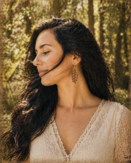 Liana-leseni uhani iz naravnega lesa